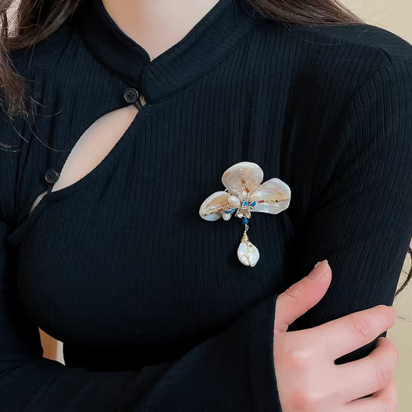 Light Luxury Vintage MOP Flower & Pearl Brooch Pin — Electroplated Enamel Design, Elegant Statement Corsage for Women