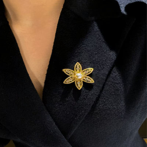 Light Luxury Rhinestone Flower & Pearl Brooch Pin — Minimalist Niche Statement Corsage for Women, Elegant Gift