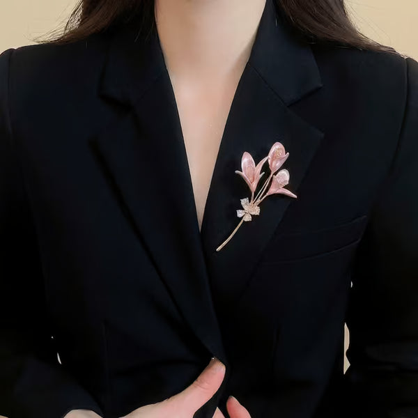 Light Luxury Woodland Pearl Flower Brooch Pin — Anti-Exposure Elegant Corsage, Statement Suit Accessory for Women
